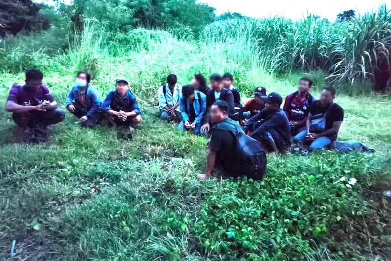 Fünfzig weitere Kambodschaner, die angaben, verzweifelt auf der Suche nach Arbeit zu sein, wurden am Montag bei der illegalen Rückkehr nach Thailand in der Provinz Sa Kaeo gefasst. Sie erklärten den Beamten, sie hätten drei kambodschanischen Führern, die während der Festnahme geflohen waren, jeweils 5.000 bis 6.000 Baht gezahlt, um sie zurück nach Thailand zu schmuggeln, wo sie zuvor gearbeitet hatten.