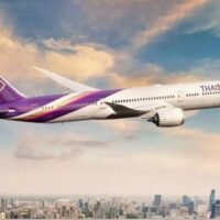 Banyong Pongpanich, ehemaliges Vorstandsmitglied von Thai Airways International, forderte die thailändische Regierung auf, alle Anteile an der Fluggesellschaft zu verkaufen, um erneute politische Einmischung und bürokratische Hürden zu verhindern.