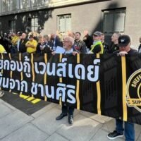 Fans von SHEFFIELD Wednesday veranstalteten am 4. September vor der thailändischen Botschaft in London eine Demonstration aus Protest gegen den Besitzer Dejpon Chansiri. Die Fans fordern den thailändischen Geschäftsmann auf, den Verein zu verkaufen, da es bei der Championship-Mannschaft weiterhin zahlreiche finanzielle Probleme gibt.