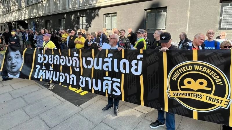 Fans von SHEFFIELD Wednesday veranstalteten am 4. September vor der thailändischen Botschaft in London eine Demonstration aus Protest gegen den Besitzer Dejpon Chansiri.Die Fans fordern den thailändischen Geschäftsmann auf, den Verein zu verkaufen, da es bei der Championship-Mannschaft weiterhin zahlreiche finanzielle Probleme gibt.