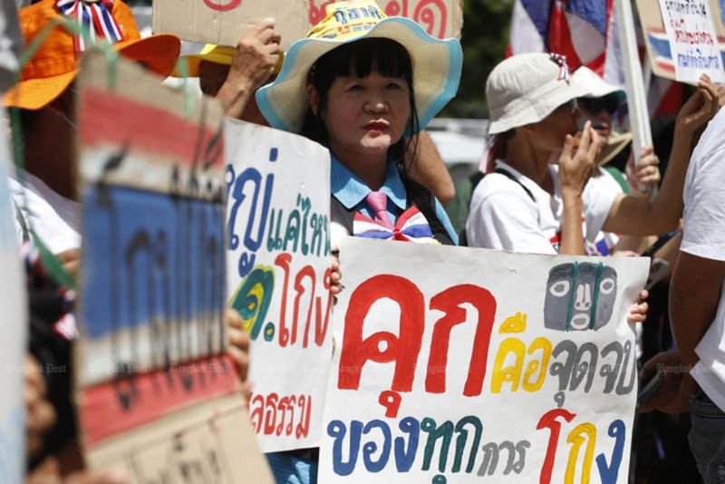 Forderung nach Rechenschaftspflicht: Demonstranten des Netzwerks der Studenten und der Menschen für Reformen in Thailand versammelten sich am Donnerstag vor dem Büro der Nationalen Antikorruptionskommission in Nonthaburi, um schnelle Maßnahmen gegen Staatsbeamte zu fordern, die Thaksin Shinawatra geholfen hatten, einer Gefängnisstrafe zu entgehen. Auf einem der Transparente stand: „Gefängnis ist das Ende aller Korruption.“ (Foto: Pattarapong Chatpattarsill)