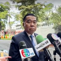 General Nattaphon Narkphanit , stellvertretender Verteidigungsminister, äußerte sich am Freitag zur aktuellen Situation im Gebiet Ban Nong Chan in der Provinz Sa Kaeo, wo kambodschanische Bürger protestierten und Druck auf thailändische Soldaten ausübten. Sie forderten die Entfernung von Warnschildern, die die Kambodschaner aufforderten, Gebiete zu verlassen, die in die Souveränität Thailands eingreifen.