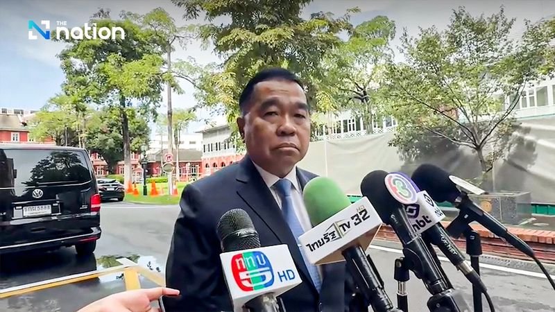 General Nattaphon Narkphanit , stellvertretender Verteidigungsminister, äußerte sich am Freitag zur aktuellen Situation im Gebiet Ban Nong Chan in der Provinz Sa Kaeo, wo kambodschanische Bürger protestierten und Druck auf thailändische Soldaten ausübten. Sie forderten die Entfernung von Warnschildern, die die Kambodschaner aufforderten, Gebiete zu verlassen, die in die Souveränität Thailands eingreifen.