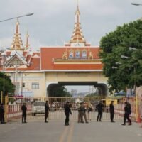 . Die Grenzkontrollpunkte zwischen Thailand und Kambodscha bleiben trotz des Drucks der Wirtschaft auf unbestimmte Zeit geschlossen, wie Premierminister Anutin Charnvirakul bestätigte. Anhaltende Sicherheitsbedenken und jüngste Grenzkonflikte haben die Wiederaufnahme des grenzüberschreitenden Handels verhindert.
