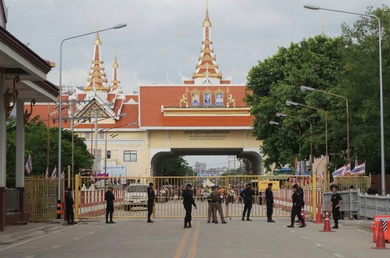 . Die Grenzkontrollpunkte zwischen Thailand und Kambodscha bleiben trotz des Drucks der Wirtschaft auf unbestimmte Zeit geschlossen, wie Premierminister Anutin Charnvirakul bestätigte. Anhaltende Sicherheitsbedenken und jüngste Grenzkonflikte haben die Wiederaufnahme des grenzüberschreitenden Handels verhindert.