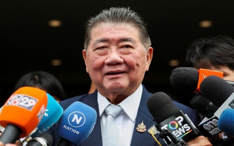 . Die politischen Spannungen eskalieren, als die Pheu Thai Partei die Auflösung des Parlaments anstrebt. Ihr riskantes Manöver sorgt für Kontroversen und Aufsehen. Der Politikanalyst Stithorn Thananithichot warnt, dass es bei dem mutigen Schritt der Pheu Thai Partei an Klarheit über die königliche Unterstützung mangelt. Dies könnte die Partei anfällig für öffentliche Gegenreaktionen und schwindende Popularität machen.