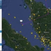 . Der Privatjet des De-facto-Chefs der Pheu Thai Partei, Thaksin Shinawatra, änderte auf dem Weg nach Singapur seine Route, nachdem er die Andamanensee in Richtung Golf von Bengalen überquert hatte. Es gab Spekulationen, er fliege nach Dubai.