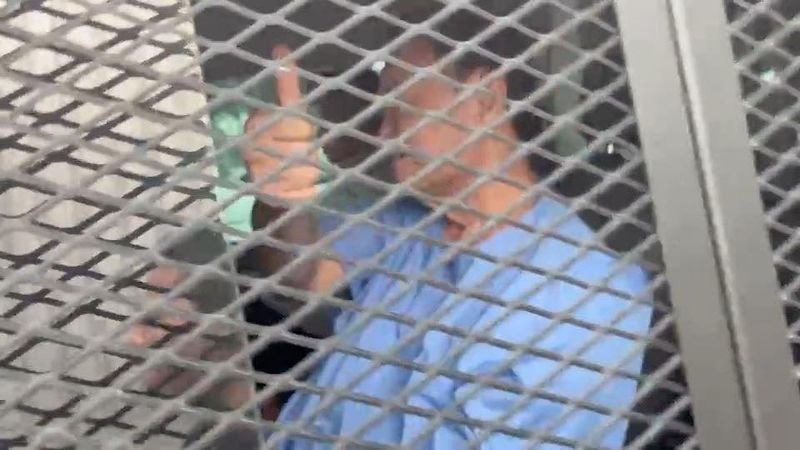 BANGKOK. Der ehemalige Sprecher der Pheu Thai-Partei, Prompong Nopparit, erklärte, die Entscheidung über die Bewährung oder Inhaftierung des ehemaligen Premierministers Thaksin Shinawatra liege ausschließlich in der Verantwortung der Strafvollzugsbehörde. Diese Äußerungen erfolgten vor dem Hintergrund des Drucks von Oppositionsgruppen, die in Briefen Thaksins mögliche Bewährung zu verhindern versuchten. Sie behaupten, die Bewährung sei politisch motiviert.