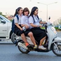 Motorräder sind für Millionen thailändischer Haushalte ein alltägliches Transportmittel, das sie zur Schule, zur Arbeit und zu alltäglichen Aktivitäten benötigt. Doch es besteht zunehmende Besorgnis darüber, dass junge Menschen, die am häufigsten auf Motorräder angewiesen sind, auch am stärksten gefährdet sind, da die meisten von ihnen illegal und ohne gültigen Führerschein fahren.