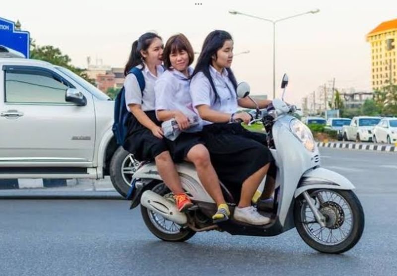 Motorräder sind für Millionen thailändischer Haushalte ein alltägliches Transportmittel, das sie zur Schule, zur Arbeit und zu alltäglichen Aktivitäten benötigt. Doch es besteht zunehmende Besorgnis darüber, dass junge Menschen, die am häufigsten auf Motorräder angewiesen sind, auch am stärksten gefährdet sind, da die meisten von ihnen illegal und ohne gültigen Führerschein fahren.