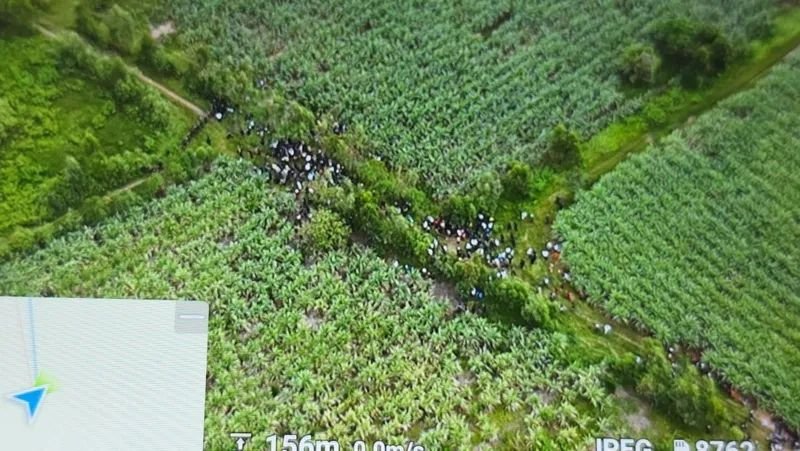 Die Spannungen an der thailändisch-kambodschanischen Grenze in Sa Kaeo eskalierten, als Khmer-Dorfbewohner mit Stöcken und anderem Material bewaffnet an die Front marschierten, um Druck auf die thailändischen Truppen auszuüben, nachdem der Provinzgouverneur 170 kambodschanischen Familien, die in thailändisches Territorium eingedrungen waren, befohlen hatte, das Gebiet zu verlassen, berichtete Amarin TV