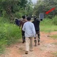 Kambodschaische Zivilisten, die am Abend des 19. September einen Stacheldrahtzaun entlang der Grenze abgebaut haben, stahlen die neuen solarbetriebenen Überwachungskameras, die an einem Mast an der Grenze befestigt waren, und nahmen sogar den Mast mit auf ihr Territorium, berichtete Amarin TV.
