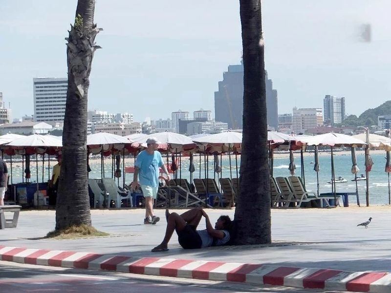 Die Befürchtungen über die wirtschaftlichen Auswirkungen nehmen zu, da die Branche auf einen Aufschwung in der Hochsaison hofft.Thailand verzeichnete einen Rückgang der ausländischen Touristenankünfte und Einnahmen, da das Tourismusministerium weniger Besucher aus wichtigen Märkten meldete, allen voran China und Malaysia .