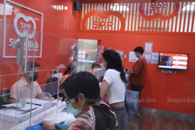 Thailands Zentralbank will die Baht-Schwankungen eindämmen, da die Währung ein 4-Jahres-Hoch erreicht hat. Dabei wird der Baht vor allem durch die Dollarschwäche und den Goldpreisanstieg getrieben.Die thailändische Zentralbank kündigte an, Maßnahmen zu ergreifen, um die Volatilität des Baht zu mildern und den Einfluss des Goldpreises zu begrenzen, nachdem die Landeswährung auf ein Vierjahreshoch gestiegen war.