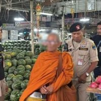 Mönche aus Pattaya werden wegen Herumlungerns auf Almosenmärkten scharf kritisiert. Pattayas geschäftige Märkte stehen unter Beobachtung, nachdem Beamte Mönche vor Geschäften und Essensständen entdeckten, die auf Almosen warteten . Kritiker sagen, ihr Verhalten untergrabe die Heiligkeit der buddhistischen Praxis.