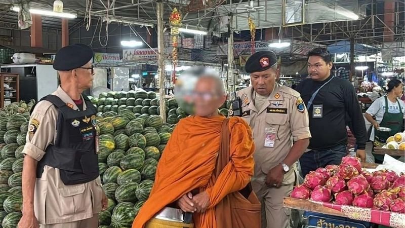 Mönche aus Pattaya werden wegen Herumlungerns auf Almosenmärkten scharf kritisiert. Pattayas geschäftige Märkte stehen unter Beobachtung, nachdem Beamte Mönche vor Geschäften und Essensständen entdeckten, die auf Almosen warteten . Kritiker sagen, ihr Verhalten untergrabe die Heiligkeit der buddhistischen Praxis.