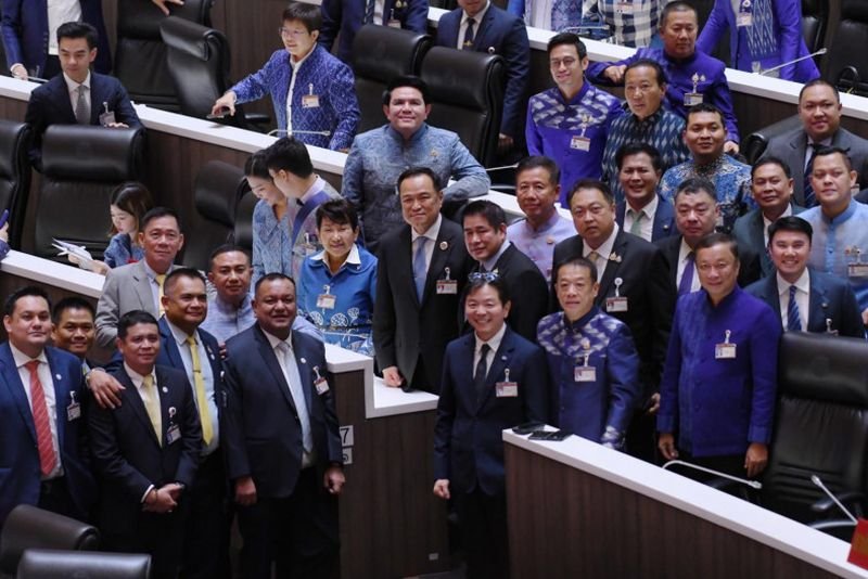 Der Vorsitzende der Bhumjaithai-Partei, Anutin Charnvirakul, bereitet sich auf die Regierungsbildung vor, nachdem er mit 311 Stimmen gewählt wurde und damit die für eine Mehrheit erforderliche Stimmenzahl von 247 Stimmen deutlich übertraf. Damit wird er der 32. Premierminister des Landes.