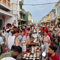 Phuket setzt sich für die kommende Hochsaison ein ehrgeiziges Umsatzziel von 550 Milliarden Baht im Tourismus. Erste Indikatoren deuten auf eine starke Erholung hin, die sich im Jahr 2019 dem Niveau vor der Pandemie annähert. Thanet Tantipiriyakit, Präsident der Phuket Tourist Association, sagte, die allgemeinen Aussichten für den Tourismus seien vielversprechend.