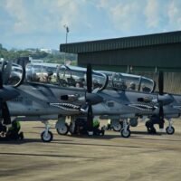 Die Königlich Thailändische Luftwaffe (RTAF) stellt in Chiang Mai neue in den USA gebaute AT-6TH-Kampfjets vor. Die neue Flotte ersetzt veraltete Jets und stärkt die Spezialoperationen, berichtet die RTAF auf ihrer Facebook Seite.