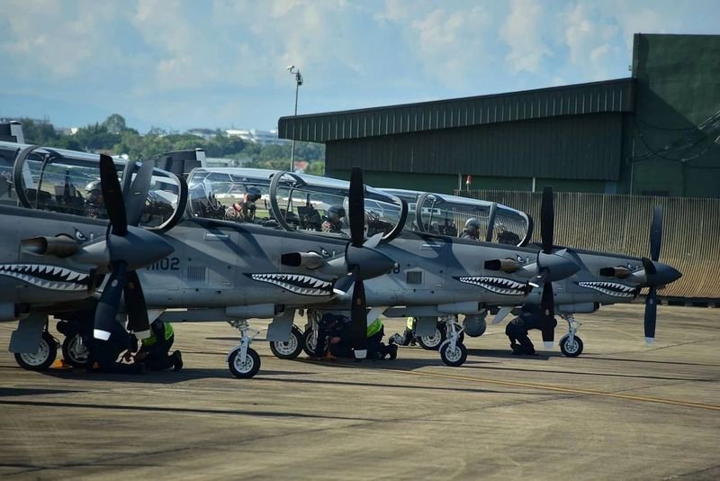 Die Königlich Thailändische Luftwaffe (RTAF) stellt in Chiang Mai neue in den USA gebaute AT-6TH-Kampfjets vor. Die neue Flotte ersetzt veraltete Jets und stärkt die Spezialoperationen, berichtet die RTAF auf ihrer Facebook Seite.