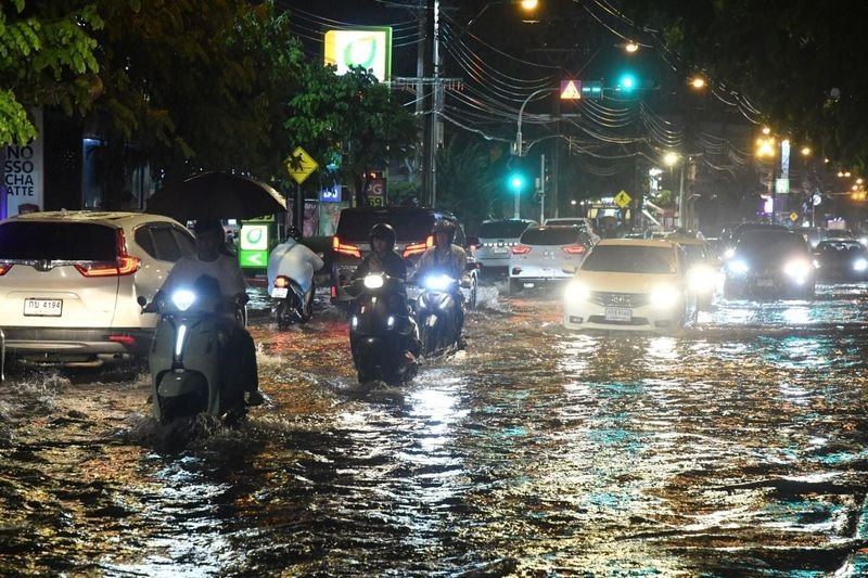 Das thailändische Wetteramt ( TMD ) hat für heute, den 15. September, eine Wettervorhersage herausgegeben, in der mit heftigen Regenfällen in 41 Provinzen , darunter Bangkok und seine Ballungsräume, gerechnet wird , mit einer Wahrscheinlichkeit von 70 % für Wolkenbrüche.