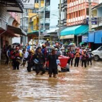 Die große Staudämme in ganz Thailand wurden angewiesen, den Wasserabfluss zu beschleunigen, um sich auf die erwarteten Stürme Ende September und Anfang Oktober vorzubereiten. Das Amt für nationale Wasserressourcen (ONWR) warnte vor einem möglichen Überlauf des Chao Phraya aufgrund der erwarteten starken Regenfälle. Die Entscheidung soll Platz für die erwarteten erheblichen Zuflüsse nach ein oder zwei Stürmen schaffen.
