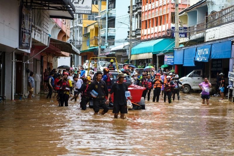 Die große Staudämme in ganz Thailand wurden angewiesen, den Wasserabfluss zu beschleunigen, um sich auf die erwarteten Stürme Ende September und Anfang Oktober vorzubereiten. Das Amt für nationale Wasserressourcen (ONWR) warnte vor einem möglichen Überlauf des Chao Phraya aufgrund der erwarteten starken Regenfälle. Die Entscheidung soll Platz für die erwarteten erheblichen Zuflüsse nach ein oder zwei Stürmen schaffen.