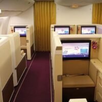 Thai Airways International (THAI) hat angekündigt, die First-Class-Kabinen auf allen Strecken schrittweise abzuschaffen. Dies stellt einen bedeutenden strategischen Wandel im Einklang mit den globalen Trends in der Luftfahrt dar. Im Rahmen ihres auf zwei bis drei Jahre angelegten Umstrukturierungsplans wird die Fluggesellschaft die Sitzplätze in drei Hauptklassen aufteilen: Business, Premium Economy und Economy.