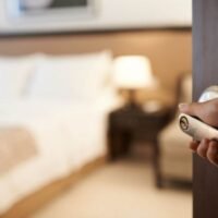 Die thailändische Hotelbranche erwartet in der zweiten Jahreshälfte 2025 einen Rückgang chinesischer Touristen. Grund dafür sind Sicherheitsbedenken und die im Vergleich zu Thailands regionalen Konkurrenten vermeintlich höheren Kosten. Eine aktuelle Umfrage ergab, dass über 57 % der Hoteliers mit weniger chinesischen Besuchern rechnen.