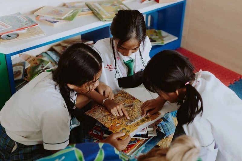 Thailands Bildungssystem steht unter kritischer Beobachtung, nachdem internationale Bewertungen thailändische Schüler in der unteren Hälfte der weltweiten Leistungstabellen platzieren. Bildungsexperten warnen daher, dass das Land ohne umfassende Reformen in den Bereichen Lese- und Schreibkompetenz und Kompetenzentwicklung noch weiter hinter seine regionalen Konkurrenten zurückfallen könnte.