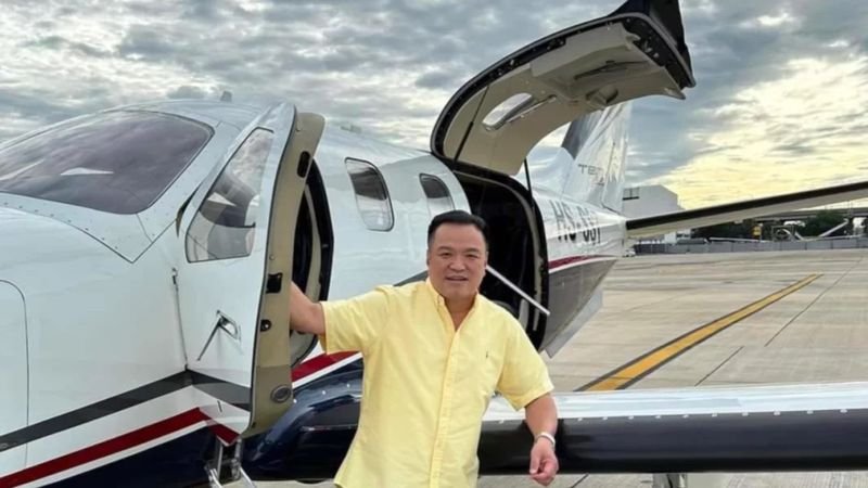 Anutin Charnvirakul, Thailands neuer Premierminister, besitzt eine Flotte von drei Privatflugzeugen. Dies wirft die Frage auf, wie häufig er während seiner Regierungszeit fliegen wird. In seiner 30-jährigen politischen Karriere ist Anutin sowohl als Geschäftsmann als auch als Philanthrop oft mit seinen Flugzeugen geflogen. Seine Leidenschaft fürs Fliegen begann mit 45 Jahren und führte ihn als Pilot durch Thailand , Südostasien und sogar Europa.