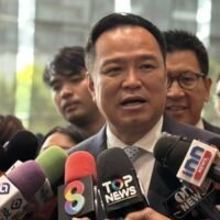 Premierminister Anutin Charnvirakul gab am Donnerstag bekannt, dass die thailändische Armee ermächtigt wurde, auf die zunehmenden Spannungen entlang der thailändisch-kambodschanischen Grenze einzugehen. Dieser Schritt erfolgte vor dem Hintergrund von Berichten über die Stationierung schwerer Waffen kambodschanischer Truppen in der Nähe des Distrikts Kantharalak in der thailändischen Provinz Si Sa Ket