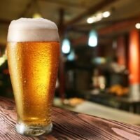 Thailand hat das Alkoholverbot in Restaurants von 14 bis 17 Uhr offiziell aufgehoben. Die Entscheidung soll den Umsatz um 25 % steigern. Die Gastronomiebranche feiert dies und hofft, dass dieser Schritt sowohl die Wirtschaft als auch den Tourismus ankurbelt. Die thailändische Regierung, die sowohl Regierungs- als auch Oppositionsparteien umfasst, würdigt diesen zukunftsweisenden Wandel.