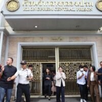 Die Strafvollzugsbehörde teilte mit, dass Thaksin am Montag einer medizinischen Untersuchung unterzogen werden soll, nachdem bei seiner kürzlichen Behandlung kein Facharzt verfügbar war. Die Behörden versichern, dass sein Zustand stabil sei, es bestehen jedoch weiterhin Bedenken hinsichtlich seines allgemeinen Gesundheitszustands.