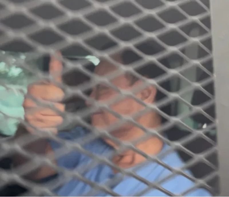 Thaksin Shinawatra wurde auf Anordnung des Obersten Gerichtshofs im Untersuchungsgefängnis Bangkok in Gewahrsam genommen . Am 9. September 2025 stellten der Direktor und andere Gefängnisbeamte sicher, dass alle Verfahren den offiziellen Regeln entsprachen. Thaksin, der zu einem Jahr Haft verurteilt wurde, durchlief gemäß den Richtlinien der Strafvollzugsbehörde das Standardverfahren für neue Häftlinge.