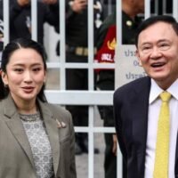 Der Oberste Gerichtshof Thailands entschied am Dienstag, dass der ehemalige Premierminister Thaksin Shinawatra eine einjährige Gefängnisstrafe verbüßen muss. Dies ist ein weiterer schwerer Schlag für eine mächtige Familie, die die Politik zwei Jahrzehnte lang dominiert hat. „Ihn ins Krankenhaus zu schicken war nicht rechtmäßig.