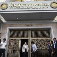 . In einer bedeutenden Wendung der Ereignisse wurde der ehemalige thailändische Premierminister Thaksin Shinawatra in den medizinischen Flügel des Bangkoker Klong Prem Gefängnisses verlegt. Diese Verlegung, wie ein Beamter der Justizvollzugsbehörde bestätigte, ist auf sein Alter und anhaltende gesundheitliche Probleme zurückzuführen. Nach einem Urteil des Obersten Gerichtshofs wurde der 76-jährige Thaksin zu einer einjährigen Haftstrafe verurteilt, nachdem er eine frühere Strafe von 2023 in einer Krankenhauszelle statt in einer Gefängniszelle verbüßt hatte.