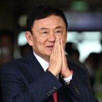 Thaksin Shinawatra, Thailands ehemaliger Premierminister, hat offiziell um königliche Begnadigung gebeten, nachdem ihn der Oberste Gerichtshof zu einem Jahr Gefängnis verurteilt hatte. Zuvor hatte das Justizministerium den Antrag bestätigt und darauf hingewiesen, dass Thaksin als verurteilter Häftling das Recht habe, diese individuelle Begnadigung zu beantragen