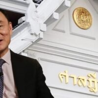 Der ehemalige thailändische Staatschef Thaksin Shinawatra könnte aufgrund einer möglichen neuen Klage eine längere Haftstrafe als seine derzeitige einjährige Haftstrafe erhalten. Die Vorwürfe drehen sich um seine angebliche Verschwörung, um einer Gefängnisstrafe zu entgehen, indem er nach seiner Rückkehr aus dem selbstgewählten Exil im Jahr 2023 sechs Monate lang in einem Polizeikrankenhaus untergebracht wurde.