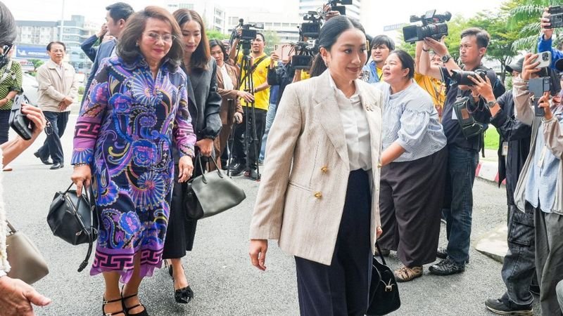 Thaksin Shinawatra hat um 10 Uhr einen Termin bei einem Psychologen zu einer Routineuntersuchung seiner psychischen Gesundheit. Zeitgleich findet um 10 Uhr ein mit Spannung erwarteter zweiter Familienbesuch im Zentralgefängnis Klong Prem statt. Die Medien berichten über seinen Alltag, der Berichten zufolge frühes Aufstehen, frühes Zubettgehen, gekochte Eier zum Frühstück, Lesen, Fernsehen und Armschwingübungen umfasst. Thaksins Familie hat gemäß den Vorschriften 15.000 Baht für kleinere Einkäufe auf sein Gefängniskonto eingezahlt.