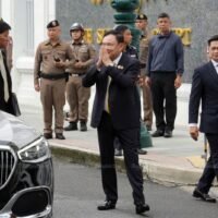 Während die Öffentlichkeit das Urteil des Obersten Gerichtshofs gegen Thaksin Shinawatra am Dienstag wegen Verstoßes gegen seine Haftbedingungen begrüßte, bleibt die Frage, ob der geistige Führer der regierenden Pheu Thai Partei von einem Hausarrestprogramm profitieren würde, das seine einjährige Haftstrafe verkürzen könnte.