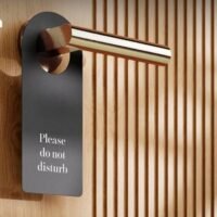 Knight Frank Chartered (Thailand) Ltd. hat über die Hotelbranche in Bangkok berichtet und dabei eine schleppende erste Hälfte des Jahres 2025 festgestellt. Die Belegungsraten sanken um 3,7 Prozentpunkte auf 75,1 %, während der durchschnittliche Tageszimmerpreis (ADR) leicht auf 4.260 Baht anstieg.