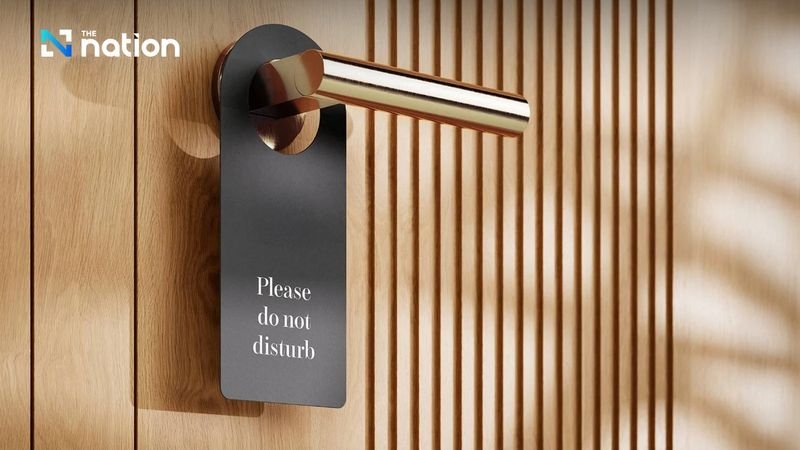 Knight Frank Chartered (Thailand) Ltd. hat über die Hotelbranche in Bangkok berichtet und dabei eine schleppende erste Hälfte des Jahres 2025 festgestellt. Die Belegungsraten sanken um 3,7 Prozentpunkte auf 75,1 %, während der durchschnittliche Tageszimmerpreis (ADR) leicht auf 4.260 Baht anstieg.