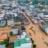 Die Bezirke in der oberen Provinz Phetchabun sind aufgrund der starken und anhaltenden Regenfälle, die durch den tropischen Sturm Nongfa verursacht wurden, mit großflächigen Überschwemmungen konfrontiert. Der Bezirk Lom Sak verzeichnete den höchsten Hochwasserstand seiner jüngeren Geschichte.