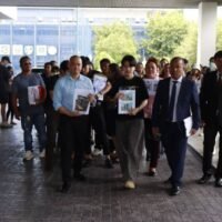 Thailändische Hauskäufer verklagen Bauträger wegen Betrugs, über 300 Millionen Baht Schaden. Immobilienentwickler sieht sich Betrugsvorwürfen ausgesetzt, nachdem Häuser unfertig gelassen wurden, behaupten Opfer. Über 20 Personen haben beim Zentralen Ermittlungsbüro Beschwerde gegen einen Bauträger eingereicht. Sie behaupten, dieser habe Projekte aufgegeben, nachdem er bereits über 300 Millionen Baht eingenommen hatte.