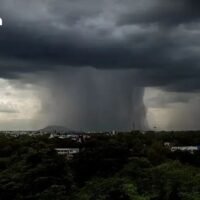Die thailändische Wetterbehörde berichtete am Samstag, dass sich die Monsunrinne derzeit über den unteren Norden, den oberen zentralen Teil und den unteren Nordosten erstreckt, während der gemäßigte Südwestmonsun über der Andamanensee, dem Süden und dem Golf von Thailand vorherrscht.
