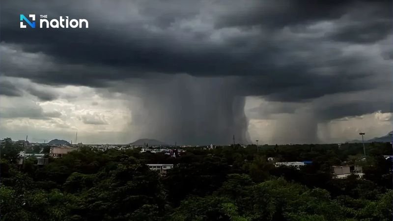 Die thailändische Wetterbehörde berichtete am Samstag, dass sich die Monsunrinne derzeit über den unteren Norden, den oberen zentralen Teil und den unteren Nordosten erstreckt, während der gemäßigte Südwestmonsun über der Andamanensee, dem Süden und dem Golf von Thailand vorherrscht.