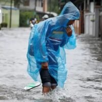 Die thailändische Wetterbehörde gab am Freitag aufgrund des anhaltenden Monsuns Unwetterwarnungen für mehrere Regionen Thailands heraus, die mit starken Regenfällen und Sturzfluten rechnen müssen. Ein Monsuntief liegt über dem Norden, dem oberen Zentrum und dem unteren Nordosten, während der gemäßigte Südwestmonsun weiterhin über der Andamanensee, dem Süden und dem Golf von Thailand vorherrscht.