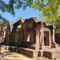 Der Zugang zu Prasat Ta Muen Thom ist jetzt eingeschränkt, da Thailand die Grenzsicherheit verschärft. Stacheldrahtzäune und strenge Kontrollen sichern die thailändische Souveränität in dem Gebiet.