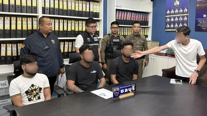 Die Polizei verhaftete am Samstag, dem 18. Oktober, drei indische Männer in einem gemieteten Zimmer in Pattaya , nachdem eine Bande aus Eifersucht einen Landsmann angegriffen hatte . Ein weiterer Verdächtiger ist noch auf freiem Fuß.